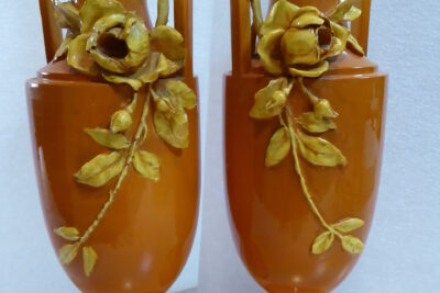 Deux vases marron clair à anses avec une jetée de fleur jaune en applique - Agrandir l'image 2 sur 2, fenêtre modale