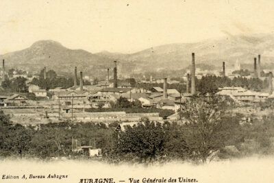 Vue d'Aubagne depuis le sud, où l'on voit beaucoup de cheminées dépasser des toitures - Agrandir l'image 1 sur 2, fenêtre modale