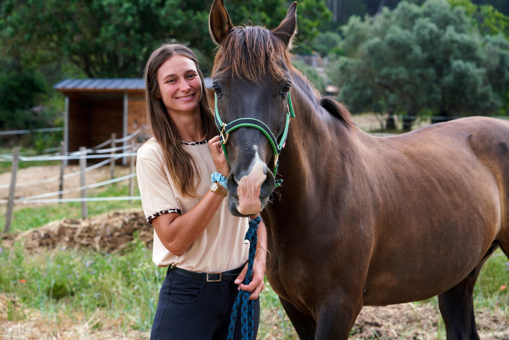 Charlotte Quenette et son cheval regardent le photographe - Agrandir l'image, fenêtre modale