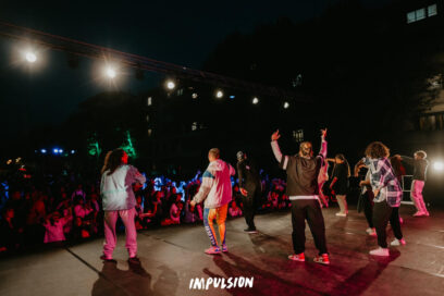 Des danseurs de hip-hop sur une scène face à un public, de nuit. Photo prise à l'occasion du festival Impulsion organisé par l'association En Phase - Agrandir l'image, fenêtre modale