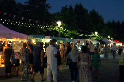 Ambiance nocturne avec les stands éclairés du marché des créateurs sur le cours Foch descendant, le vendredi 12 juillet 2024 - Agrandir l'image, fenêtre modale