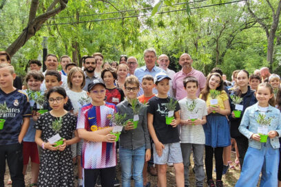 Photo de groupes du maire d'Aubagne Gérard Gazay avec les élèves de CM2 de la commune portant chacun un petit pot vert avec un olivier - Agrandir l'image, fenêtre modale