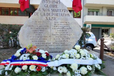 Stèle de la déportation située sur l'esplanade de Gaulle à Aubagne. Sur cette photo la stèle est fleurie et pavoisée