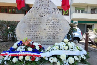 Stèle de la déportation située sur l'esplanade de Gaulle à Aubagne. Sur cette photo la stèle est fleurie et pavoisée - Agrandir l'image, fenêtre modale