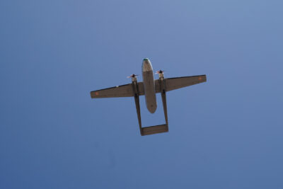 Le Noratlas dans le ciel bleu d'Aubagne survole le cours Foch - Agrandir l'image 54 sur 54, fenêtre modale