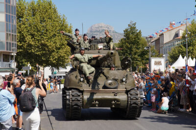 Un char Sherman défile sur le cours Foch en fin de matinée le 21 août 2024 - Agrandir l'image 48 sur 54, fenêtre modale