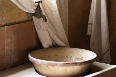 Reconstitution d'une cuisine provençale en 1900 par la poterie Ravel. - Agrandir l'image, fenêtre modale