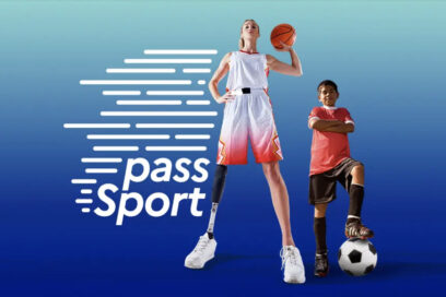 Pass Sport - Côte à côte sur un fond bleu dégradé de haut en bas, une basketteuse et une jeune footballeur - Agrandir l'image, fenêtre modale