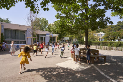 Des enfants jouent dans la cour de récréation de l'école Nelson Mandela à Aubagne - Agrandir l'image, fenêtre modale
