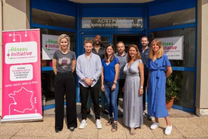 Céline Fourcade et son équipe du PACI posent devant l'entrée de l'Actipôle - Agrandir l'image, fenêtre modale