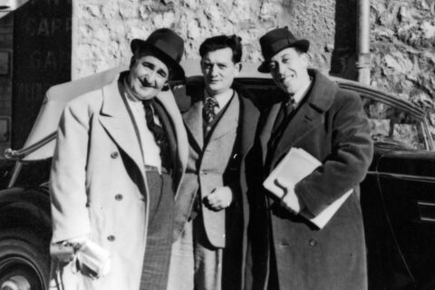 Photo en noir et blanc de Marcel Pagnol entouré de Charpin et Fernandel