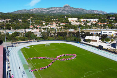 Noeud rose géant sur le stade de Lattre de Tassigny
