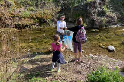 Un monsieur une dame et une enfant nettoient l'Huveaune - Agrandir l'image, fenêtre modale