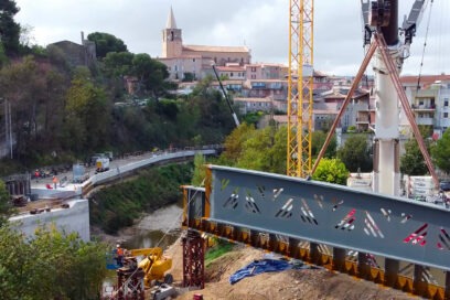 Pose du pont de l'Huveaune le 18 octobre 2024 dans le cadre des travaux du Val'Tram - Agrandir l'image, fenêtre modale