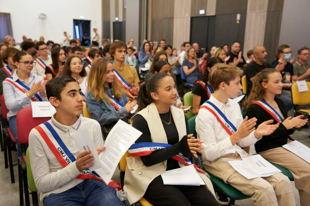 Les conseillers municipaux jeunes du CMJ de la ville d'Aubagne, ceints de leurs écharpes tricolores, assis dans la salle Simone Veil à l'Espace des Libertés le 11 octobre 2024 - Agrandir l'image, fenêtre modale