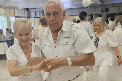 Couple de seniors lors du bal en blanc à l'Espace Bras d'Or - Agrandir l'image, fenêtre modale