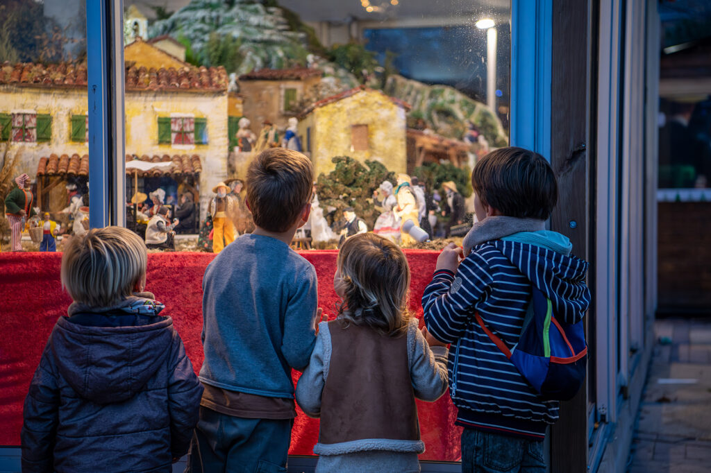 4 enfants regardent la crèche panoramique installée sur le cours Foch d'Aubagne - Agrandir l'image, fenêtre modale
