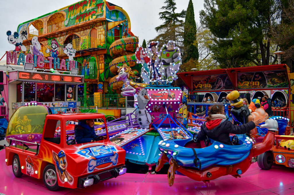 La fête foraine sur l'espace Grimaud à Aubagne avec différents ménages - Agrandir l'image, fenêtre modale