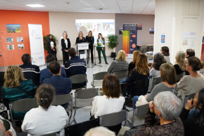 Inauguration de la Parenthèse devant une assemblée de quelques dizaines de personnes. - Agrandir l'image, fenêtre modale