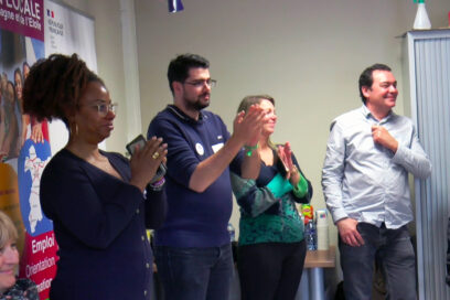Des participants à la journée de sensibilisation aux enjeux du handicap applaudissent - Agrandir l'image, fenêtre modale