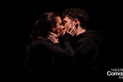 La danseuse de la compagnie Hors des murs. Habillés de noir, une femme et un homme s'embrassent sur fond noir. - Agrandir l'image, fenêtre modale