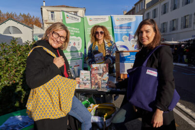 Le stade de la métropole avec Myriam, entourée des élues Danielle Menet et Faustine Thibaud - Agrandir l'image 10 sur 10, fenêtre modale