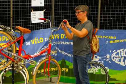 3e édition des Rencontres du vélo et des mobilités douces organisée par Gomet' le 9 octobre 2024 à l'Espace des Libertés d'Aubagne - Atelier vélo animé par l'association Action Vélo - Agrandir l'image, fenêtre modale