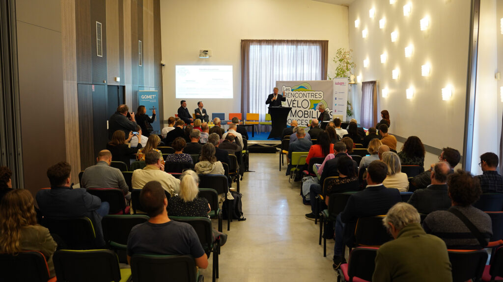 3e édition des Rencontres du vélo et des mobilités douces organisée par Gomet' le 9 octobre 2024 à l'Espace des Libertés d'Aubagne - Allocution de Gérard Gazay, le maire d'Aubagne, dans la salle Simone Veil - Agrandir l'image, fenêtre modale