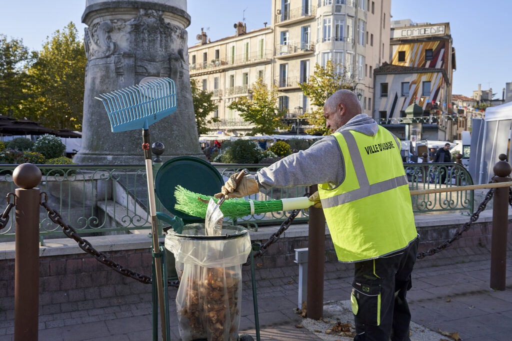 Un cantonnier ramasse des déchets sur le cours Foch à Aubagne - Agrandir l'image, fenêtre modale
