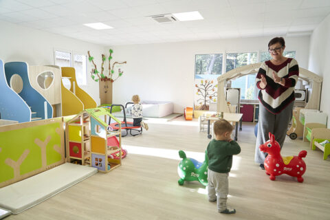 Une assistante maternelle avec un jeune enfant à la crèche La Garenne