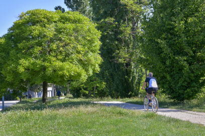 Un cycliste le long des berges de l'Huveaune - Agrandir l'image, fenêtre modale