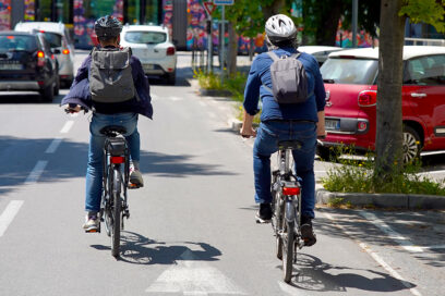 Cyclistes sur une route d'Aubagne - Agrandir l'image, fenêtre modale