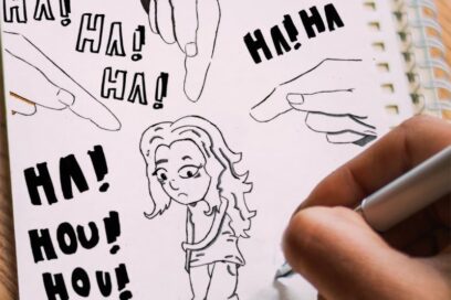 Une main dessine une jeune fille triste - Agrandir l'image, fenêtre modale