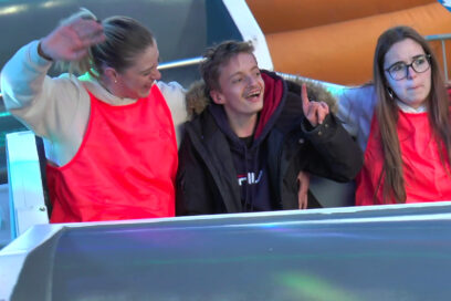 Un monsieur entouré de deux jeunes femmes étudiantes en STAPS dans le manège nommé l'Alaska - Agrandir l'image, fenêtre modale