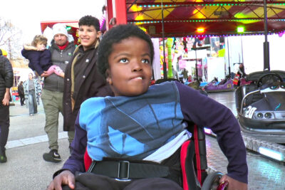 Zakaria, un petit garçon qui exprime sa joie d'être à la fête foraine - Agrandir l'image 7 sur 9, fenêtre modale