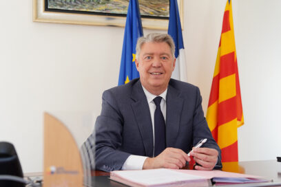 Gerard Gazay assis à son bureau à la mairie d'Aubagne - Agrandir l'image, fenêtre modale