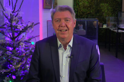 Gérard Gazay dans le hall de la mairie fait face à la caméra, avec un sapin de Noël à sa droite - Agrandir l'image, fenêtre modale