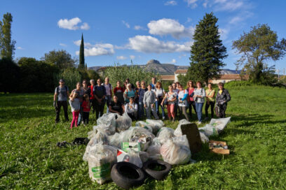 Un groupe de ramasseurs de déchets pose devant des sacs poubelles - Agrandir l'image, fenêtre modale