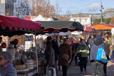 Des passants dans les allées du marché à la gastronomie d'Aubagne