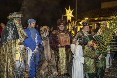 Les rois mages à côté d'un dromadaire devant l'église Saint-Sauveur à Aubagne - Agrandir l'image, fenêtre modale