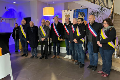 Gérard Gazay et plusieurs conseillers municipaux observent une minute de silence dans le hall de l'Hôtel de ville d'Aubagne dans le cadre de la journée de deuil national pour Mayotte - Agrandir l'image, fenêtre modale
