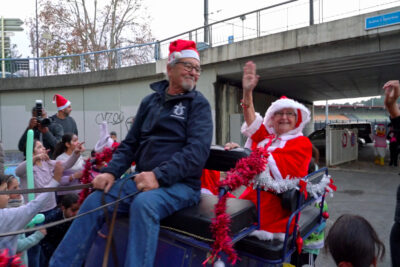 L'arrivée de la mère Noël du côté de l'Espace Bras d'Or - Agrandir l'image 22 sur 24, fenêtre modale