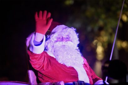 Père Noël saluant la foule lors de la grande parade à Aubagne - Agrandir l'image, fenêtre modale
