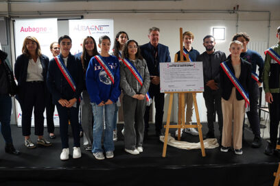 Des membres du Conseil municipal des jeunes d'Aubagne devant la charte contre le harcèlement scolaire - Agrandir l'image, fenêtre modale