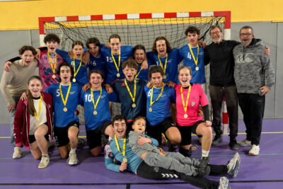 Les lycéens de l'association sportive du lycée Joliot-Curie dans les buts de handball après avoir décroché le titre de champions académiques ! - Agrandir l'image 22 sur 23, fenêtre modale