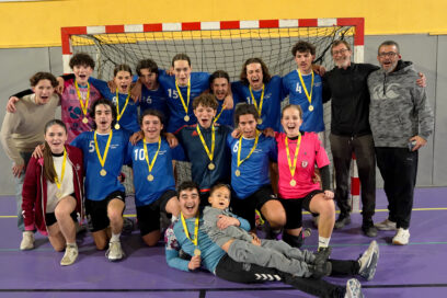 Les lycéens de l'association sportive du lycée Joliot-Curie dans les buts de handball après avoir décroché le titre de champions académiques ! - Agrandir l'image, fenêtre modale
