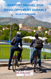 Deux cyclistes de dos à l'arrêt regardent vers le Garlaban depuis la passerelle Simon Lagunas. Dans le ciel passent des nuages. - Agrandir l'image, fenêtre modale