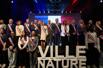 Gérard Gazay et ses conseillers municipaux, ainsi que les élus du Conseil municipal jeunes, chantent la Marseillaise à la fin de la cérémonie des voeux, le 24 janvier 2025 à l'Espace des Libertés. - Agrandir l'image, fenêtre modale
