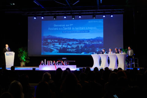 Vue de la scène de l'Espace des Libertés lors des 9e Assises de la santé du territoire aubagnais le 6 février 2024