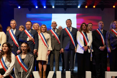 Gérard Gazay et ses conseillers municipaux, ainsi que les élus du Conseil municipal jeunes, chantent la Marseillaise à la fin de la cérémonie des voeux, le 24 janvier 2025 à l'Espace des Libertés. - Agrandir l'image 40 sur 40, fenêtre modale